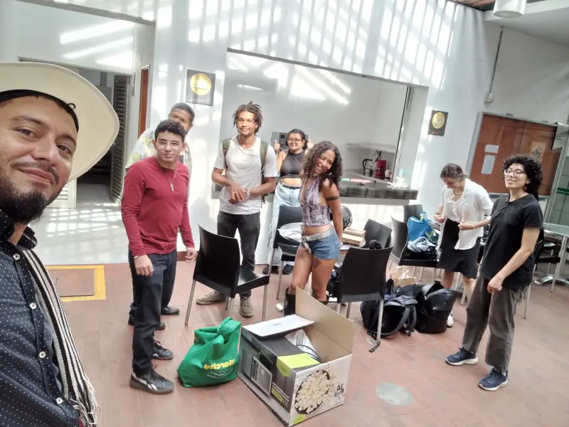 El colectivo reunido en el auditorio antes del debut